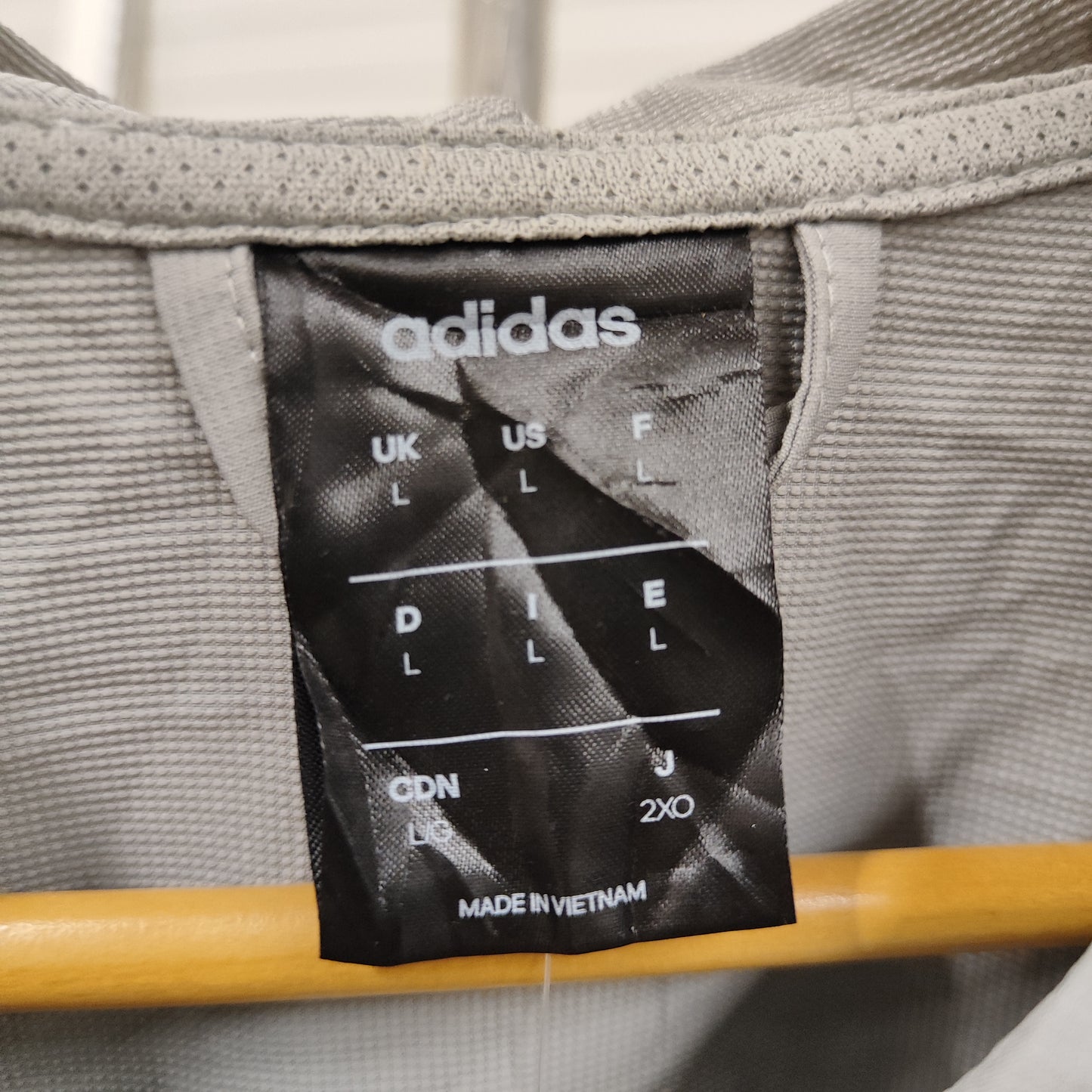 Adidas Tuulitakki Harmaa – Käyttämätön | Vintage Warriors